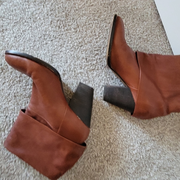 Brown boots - Picture 2 of 2